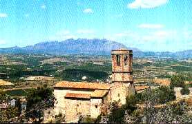 Vista de l'esglsia de St. Pere del Castell de Gelida i la muntanya de Montserrat al fons.